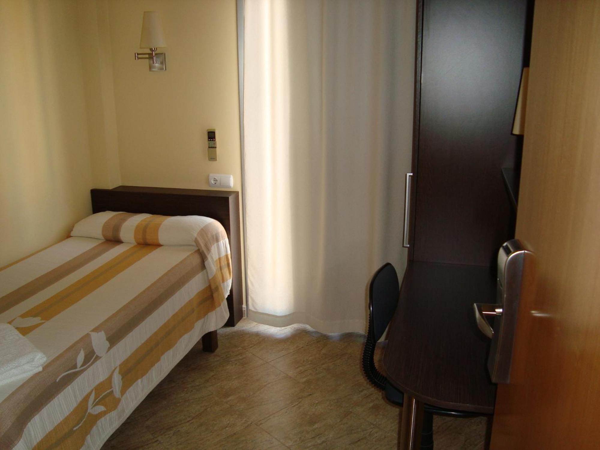 Hostal Sant Sadurni Sant Sadurní dʼAnoia Exterior foto